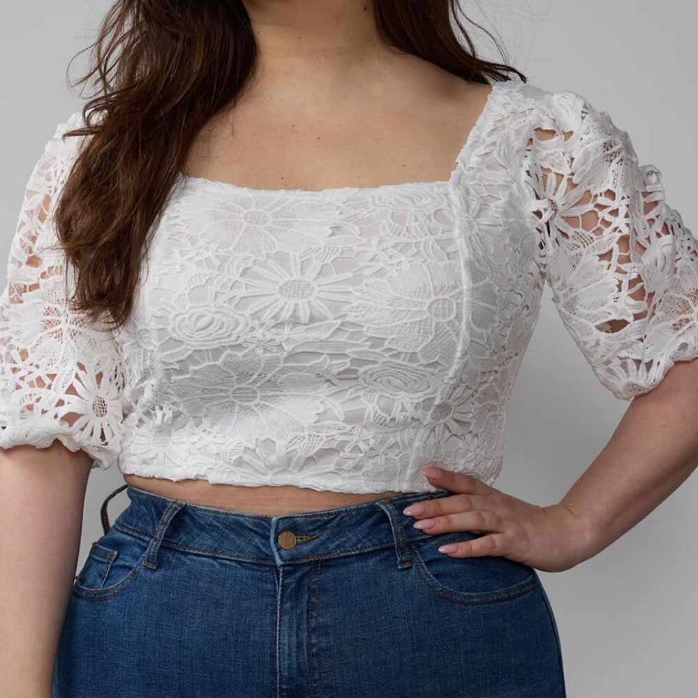 NEW YORK And COMPANY NWT floral embroidered cropped blouse Size M/L